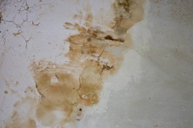 Grungy duvar dokusu. Su parkurları ile eski eski eski eski çimento sıva