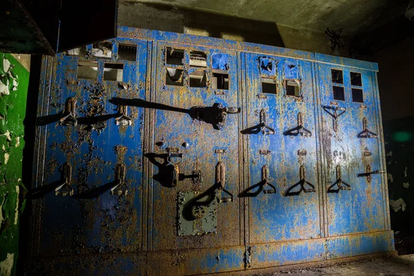 Alte rostige Schaltanlage in verlassener Fabrik oder Bunker — Stockfoto