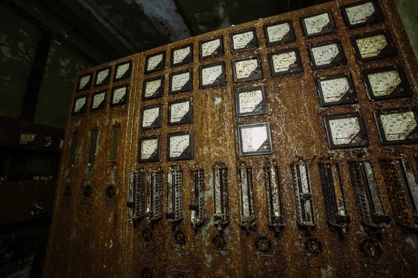 Старый ржавый электрощит на заброшенном заводе или бункере — стоковое фото