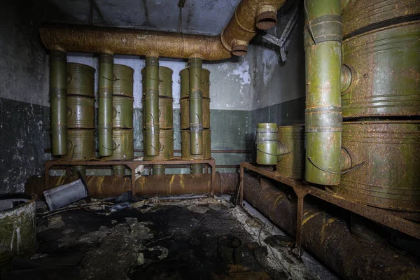 Ancien système de filtration d'air rouillé et de ventilation dans Sov abandonné — Photo