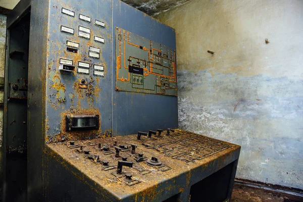 Antiguo panel de control oxidado en antiguo búnker militar subterráneo —  Fotos de Stock