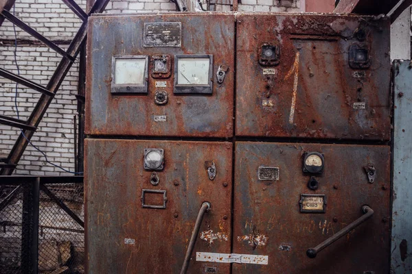 Stare zardzewiałe rozdzielnie elektryczne w opuszczonej fabryce — Zdjęcie stockowe