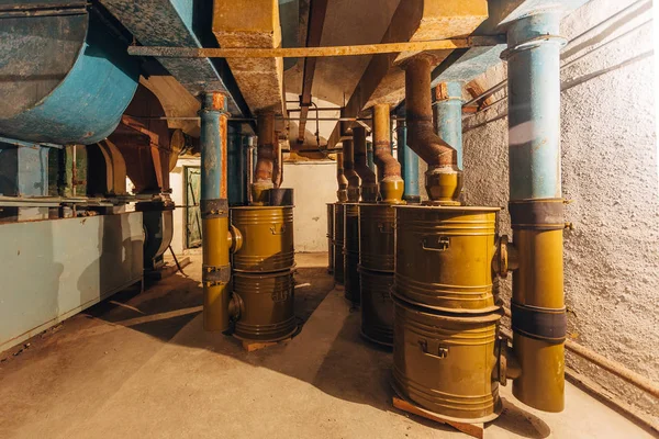 Antiguo sistema de filtración y ventilación de aire oxidado en Sov abandonado — Foto de Stock