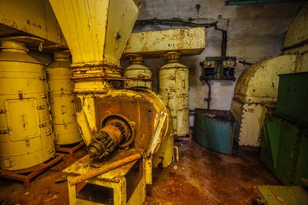 Antiguo sistema de filtración y ventilación de aire oxidado en Sov abandonado — Foto de Stock