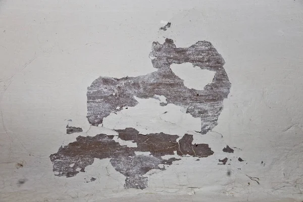 Tekstura ścian. Stary brudny biały pęknięty obrane tynki — Zdjęcie stockowe