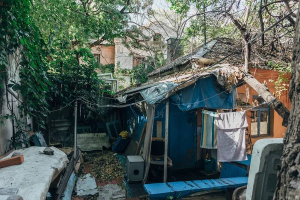 Старий поганий будинок нетрів у Воронежі, бідність концепція — стокове фото