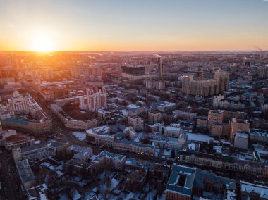 Voronej şehir merkezinde akşam gün batımı. İnsansız hava aracından havadan görünüm