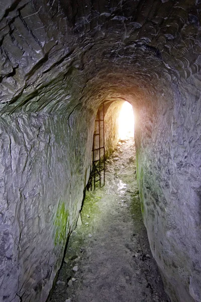 Uscita dal vecchio tunnel sotterraneo in montagna gessosa — Foto Stock