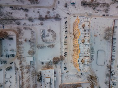 Karla kaplı modern konutların üst görünümü