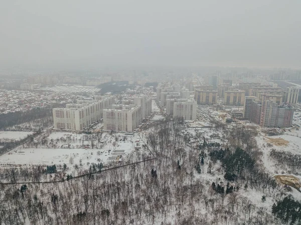 Noite Voronezh área residencial no inverno nebuloso frio — Fotografia de Stock