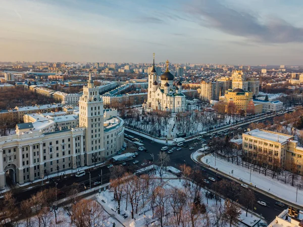 Noche invierno Voronezh paisaje urbano del centro. Torre de gestión —  Fotos de Stock