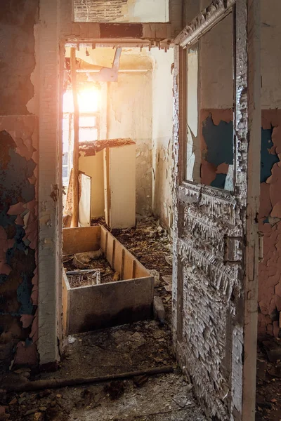Opuštěný interiér nemocnice. Otevřeli staré dveře do zničeného zálivu. — Stock fotografie