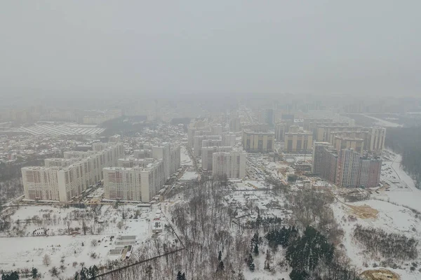 Sera Voronezh zona residenziale in inverno nebbioso freddo — Foto Stock