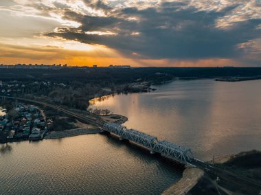 Voronej su deposu üzerinde demiryolu köprüsü üzerinde gün batımı