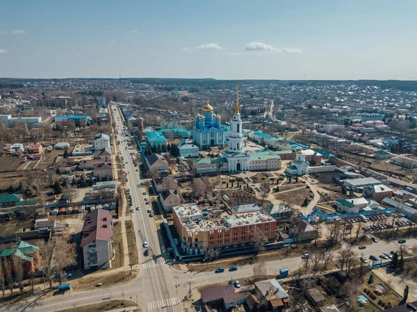 Flygfoto av staden Zadonsk och Födelsekyrkan i vår Lady Monaster — Stockfoto