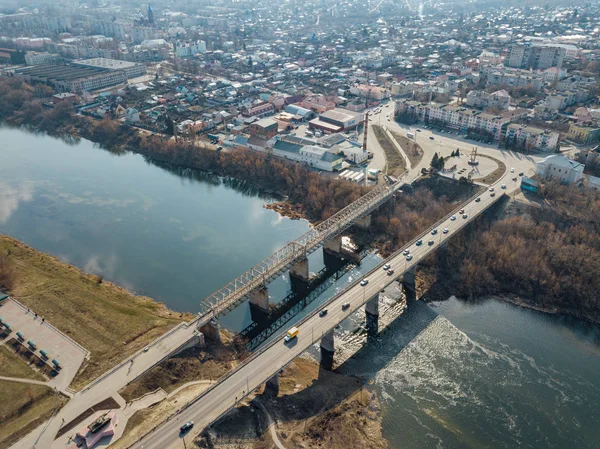 Drohnenaufnahme der Brücke über den Fluss bistraya sosna in gelb — Stockfoto