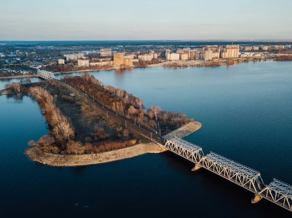 Voronej nehri üzerindeki demiryolu köprüsünün havadan görünümü — Stok fotoğraf