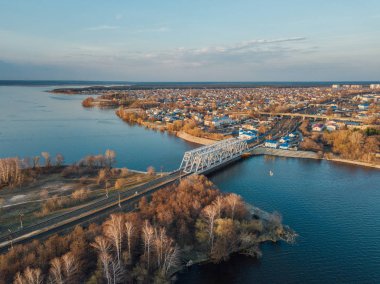 Voronej nehri üzerindeki demiryolu köprüsünün havadan görünümü