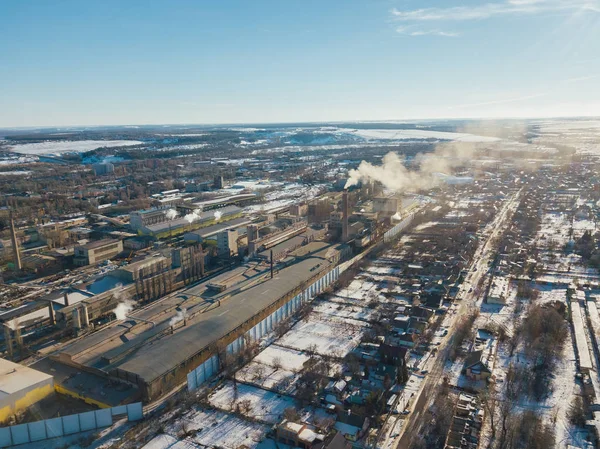 Luchtfoto drone weergave van industrieel gebied van vuurvaste plant. Rokend — Stockfoto