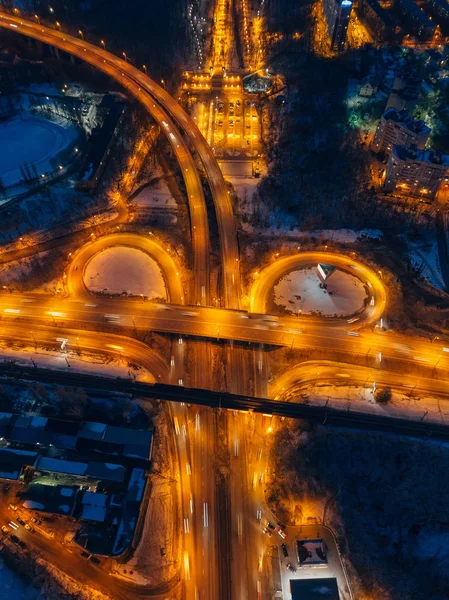 Transport korsning i vinter natt, uppifrån vy från Drone — Stockfoto