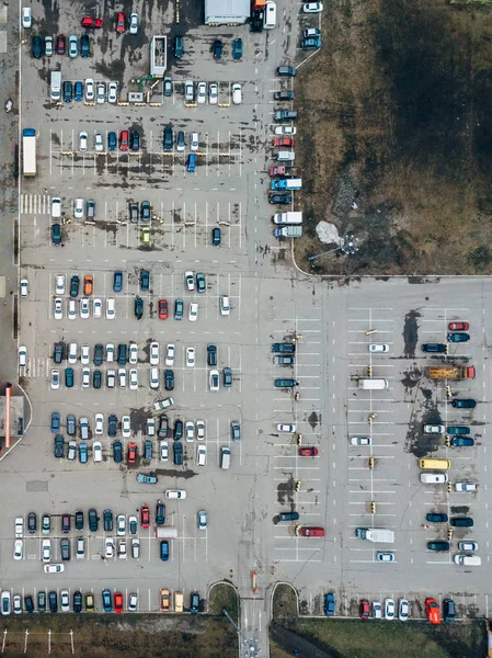 Вид сверху с парковки возле крупного торгового центра сделан беспилотником — стоковое фото