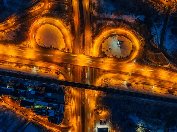 Transport korsning i vinter natt, uppifrån vy från Drone — Stockfoto