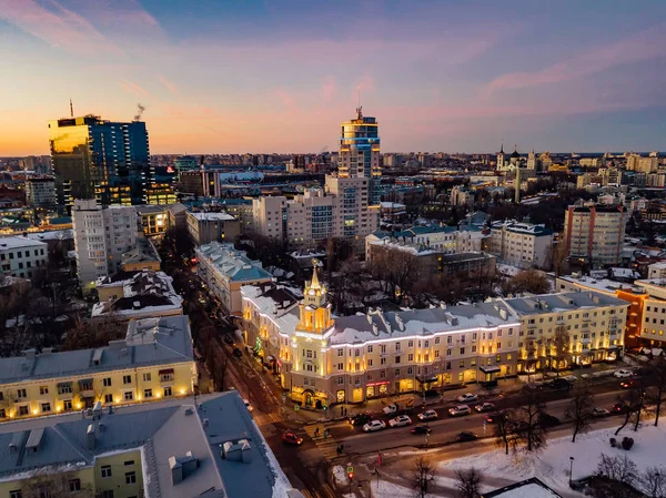 Night Voronezh distrito da baixa. Vista panorâmica aérea tomada por — Fotografia de Stock