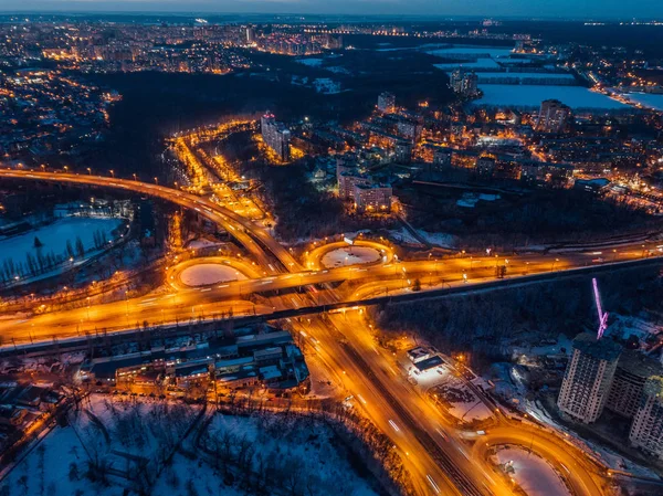 Transport korsning i vinternatt, flygvy från Drone — Stockfoto