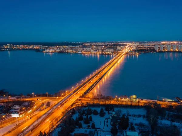 Kvälls vinter Voronezh, Northern Bridge, utsikt från luften — Stockfoto