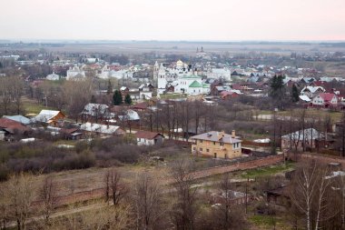 Çatıdan akşam eski Suzdal şehir manzarası. Kiliseler, manastırlar