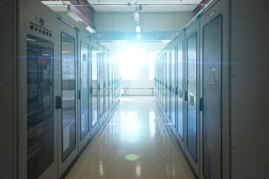 Şalt odası dolapları ile ağ donanımı ile