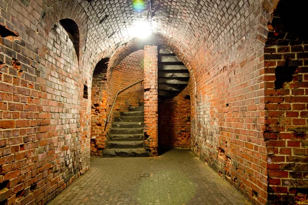 Välvd korridor av den gammala Prussian fästningen av rött tegelsten, sluten — Stockfoto