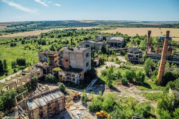 Vista aérea a antiguos edificios industriales abandonados. Abandonado ce — Foto de Stock