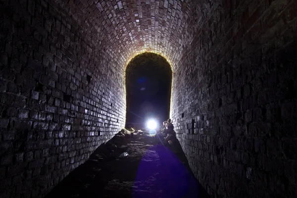 Donjon sous la vieille forteresse prussienne illuminée par des bougies , — Photo