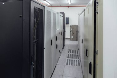 Şalt odası dolapları ile ağ donanımı ile