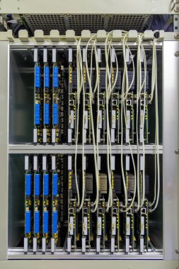Kablolarla bağlı ağ sunucusu ekipmanı ile kabine. Tec