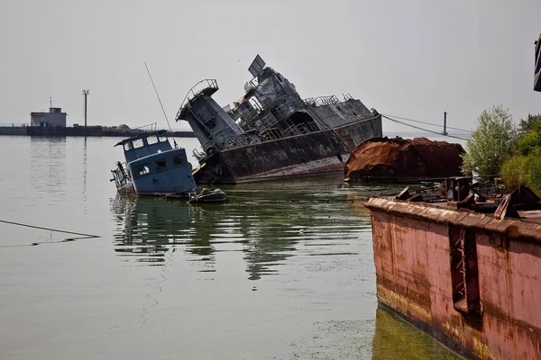 Velhos navios enferrujados afundados na baía de Baltiysk — Fotografia de Stock