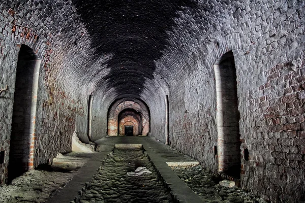 Corredor abovedado de la antigua estructura de fortificación alemana de re —  Fotos de Stock