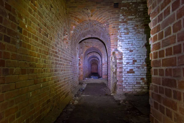 Korridore der alten Befestigungsstruktur aus rotem Backstein — Stockfoto
