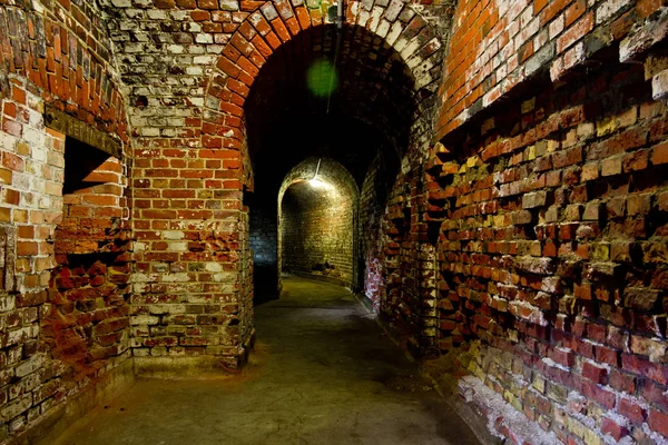 Välvd korridor av den gammala tyska fortifikationen strukturerar av rött — Stockfoto