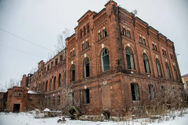 Заброшенное промышленное здание из красного кирпича. Ряжский консервный факел — стоковое фото