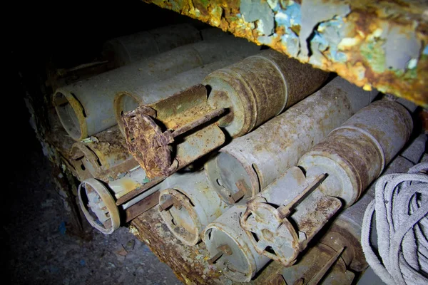 Zardzewiałe pociski pancerne na opuszczonej zajezdni wojskowej — Zdjęcie stockowe