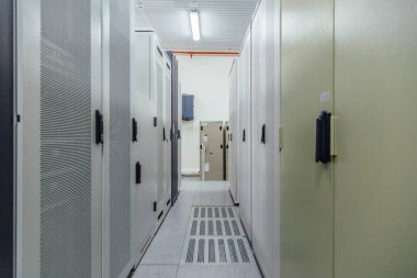 Şalt odası dolapları ile ağ donanımı ile