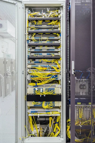 Wewnątrz szafy z centralą rozdzielniczą i innymi telekomunikacyjnymi — Zdjęcie stockowe