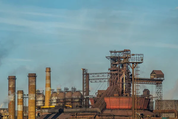 重い冶金産業のパイプは、バックグロの空気を汚染します — ストック写真