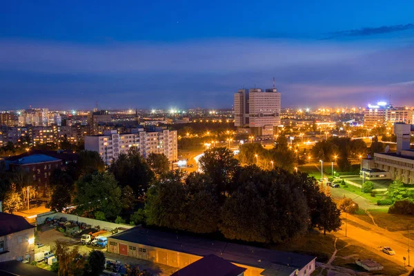 Vzdušný večer v Kaliningradské cityji. Výhled na moderní budovy a — Stock fotografie