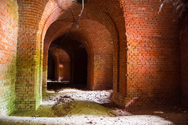 Couloirs de l'ancienne structure de fortification de briques rouges — Photo