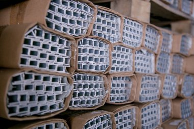 Depoda paketlenmiş galvanizli alüminyum parçalar