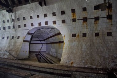 Terk edilmiş yeraltı nükleer fizik laboratuvarında kiremitli tünel