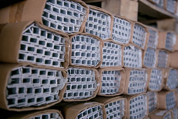 Verpakte gegalvaniseerde aluminium onderdelen in het magazijn — Stockfoto